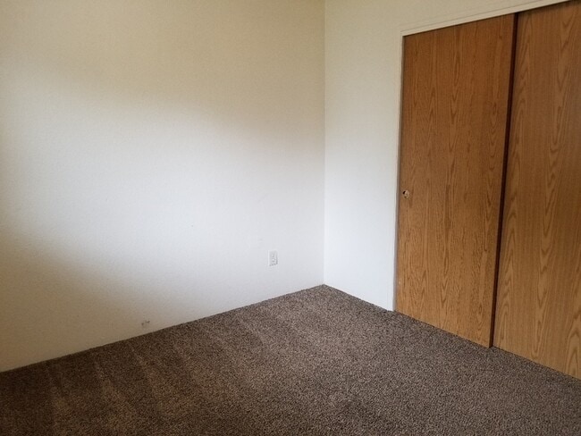 Building Photo - 1685 Cloverlawn Dr