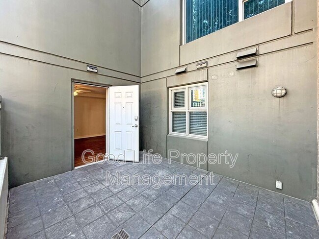 Building Photo - 300 W Beech St