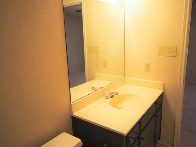 Building Photo - 1401 Hermitage Dr
