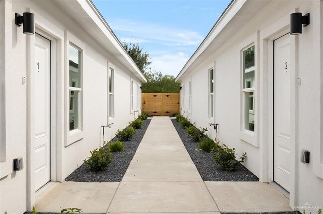 Building Photo - 14 South Dr