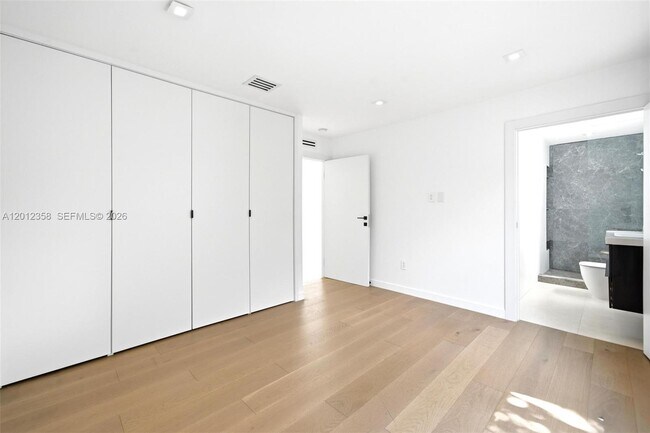 Building Photo - 120 NE 49th St