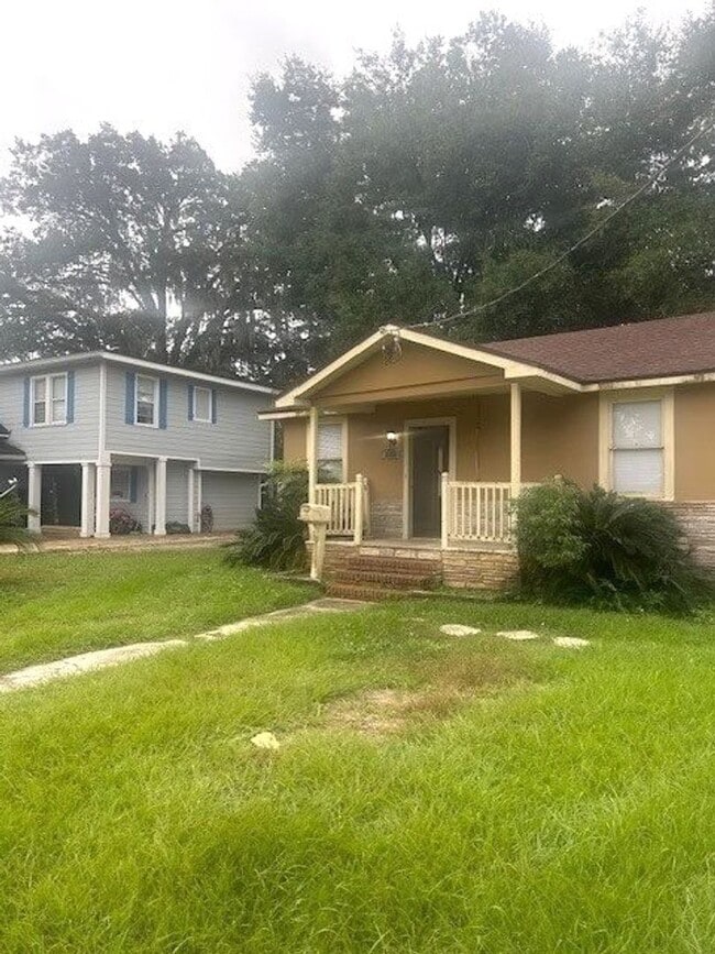Building Photo - JUST REDUCED!!  Spacious 2 bedroom 1 bath with sunroom and large yard!!