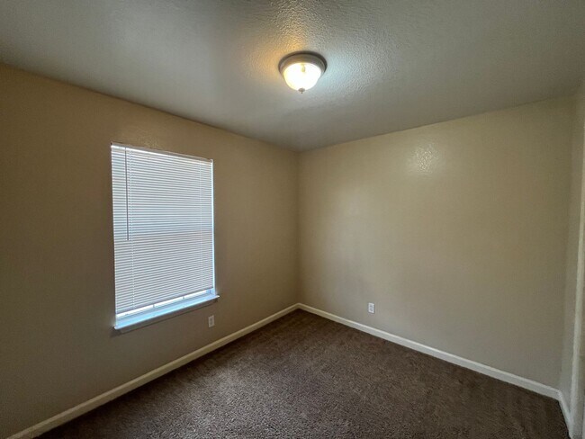 Building Photo - 5202 Fountain Lake Dr