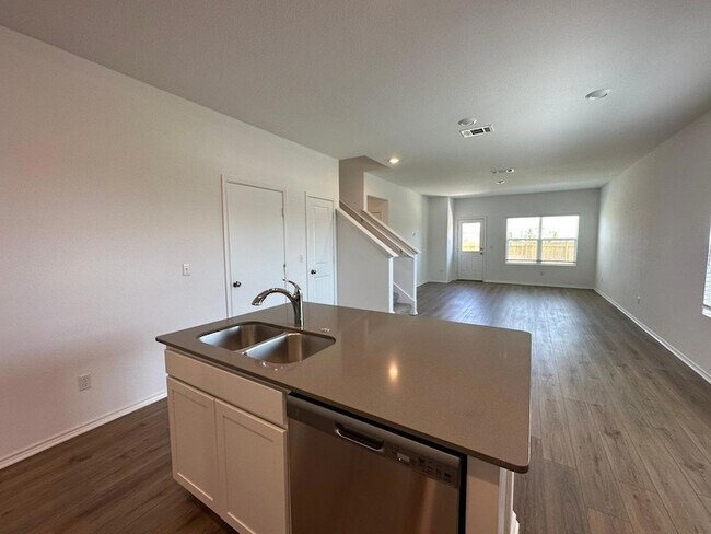 Building Photo - 425 Salt Springs Rd