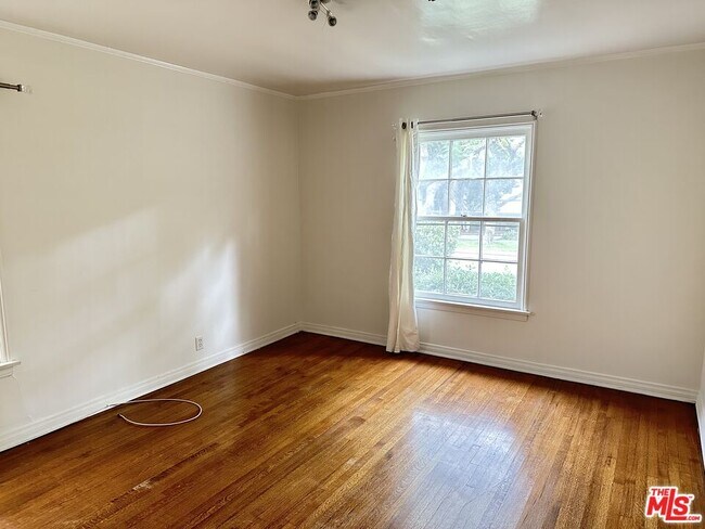 Building Photo - 325 N Palm Dr