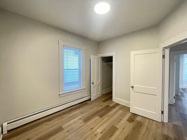Building Photo - 386 Rimmon St