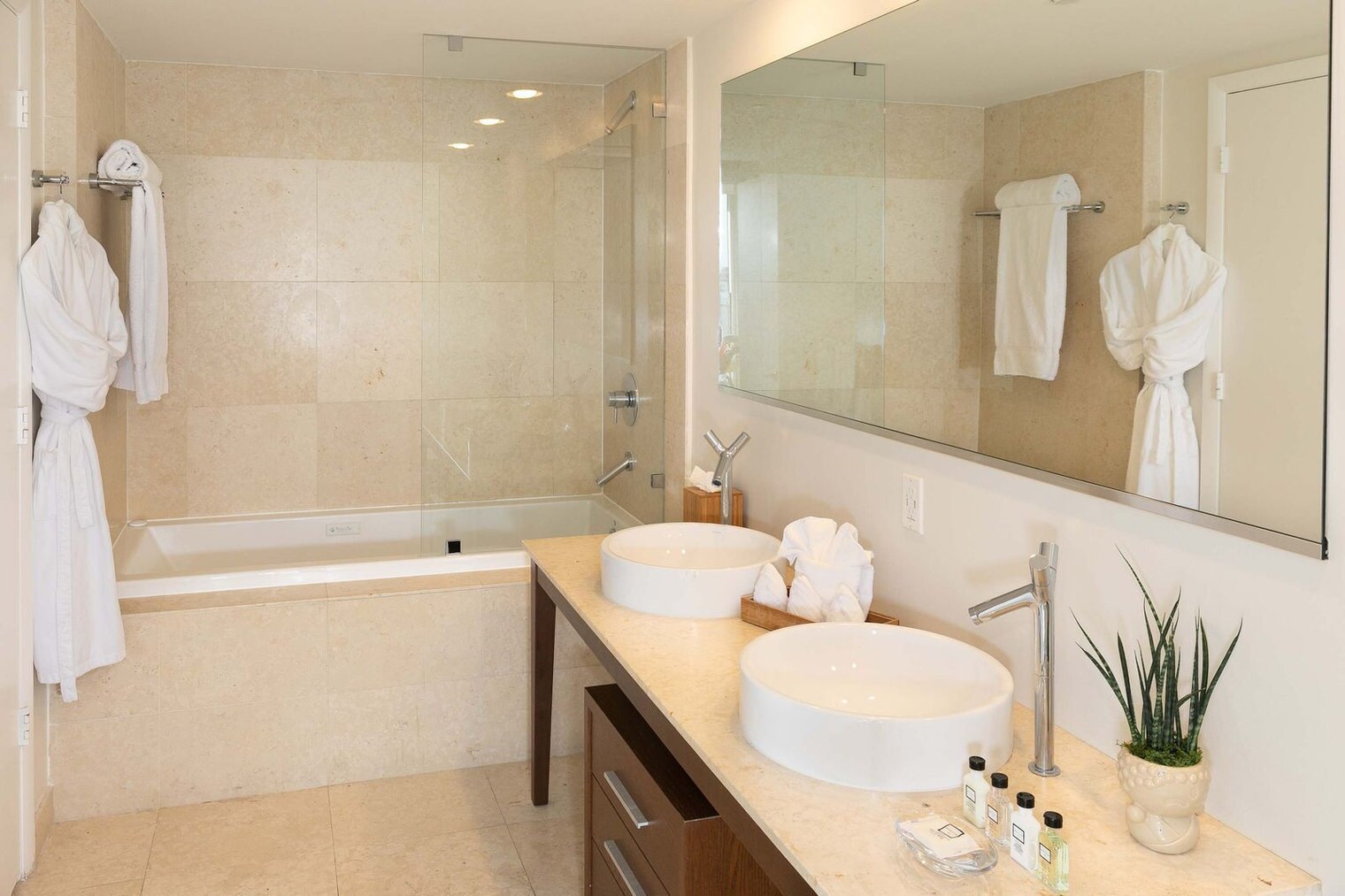 Building Photo - 485 Brickell Ave