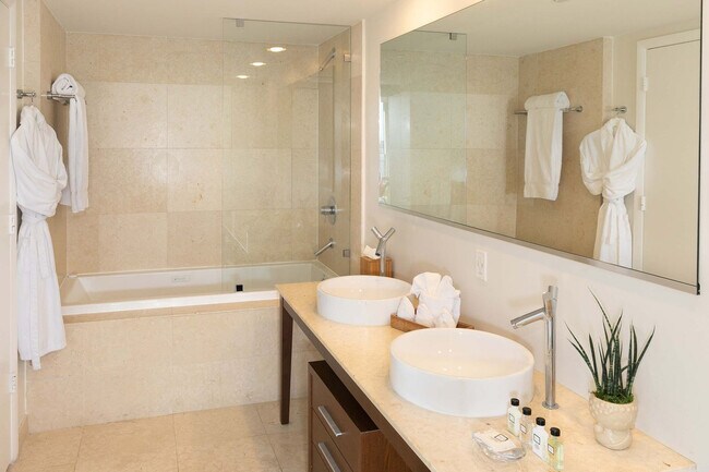 Building Photo - 485 Brickell Ave