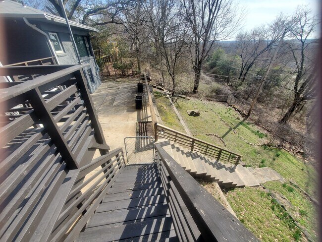 Building Photo - Call Peggy 501 676 1758