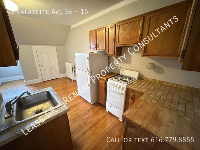 Building Photo - Studio Apartment in Heritage Hill with ALL...