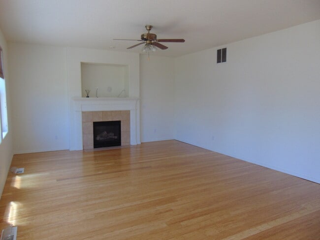 Building Photo - 3 Bedroom A/C Pet Friendly - Hillsboro