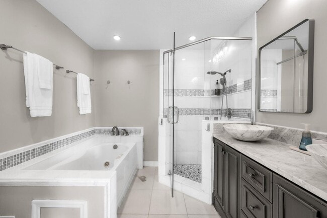 Building Photo - 3250 Lakeview Blvd