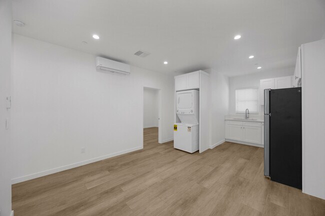 Primary Photo - 308 N Catalina Ave