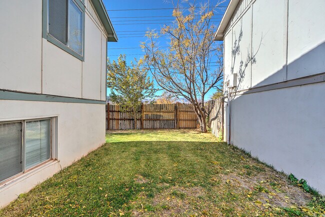Building Photo - 3 Bedroom Home In St. George With Spacious Backyard