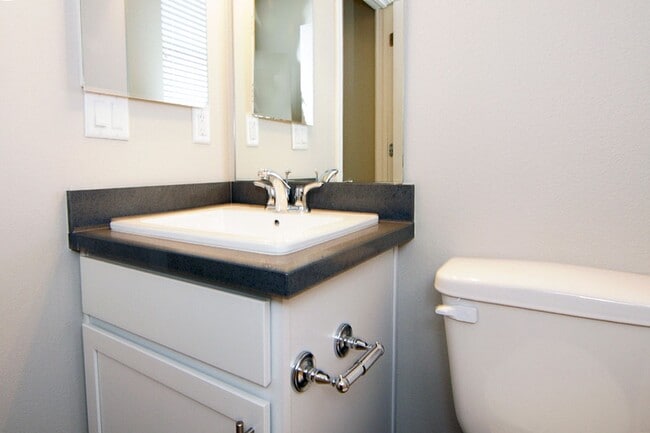 Building Photo - Clean, modern, move-in ready townhouse!