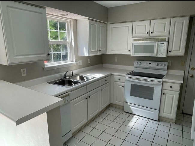 Building Photo - Beautiful two story home in the Ashbrook C...