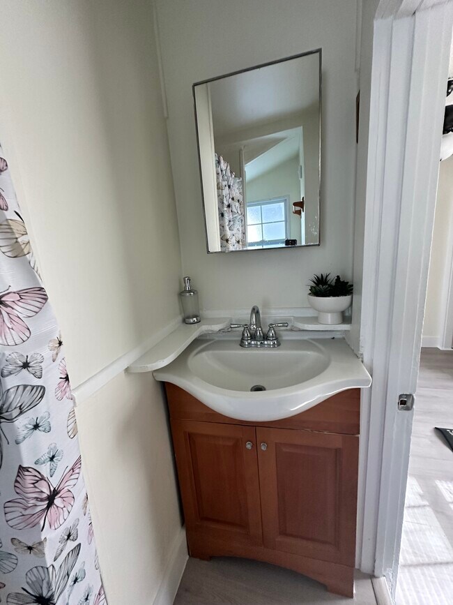 Example of Cottage Bathroom - Ocean Tide