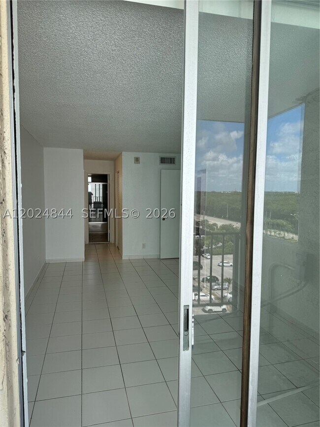 Building Photo - 907 N Miami Beach Blvd