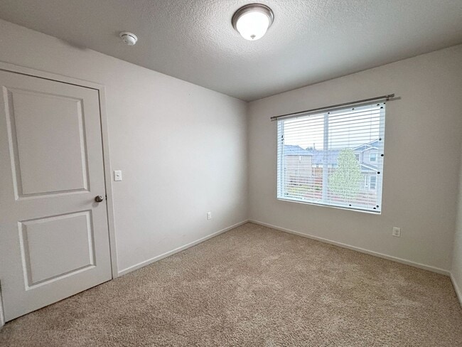 Building Photo - MOVE-IN SPECIAL!