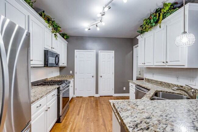 Building Photo - Spacious Spring Hill Rental in Sought-Afte...