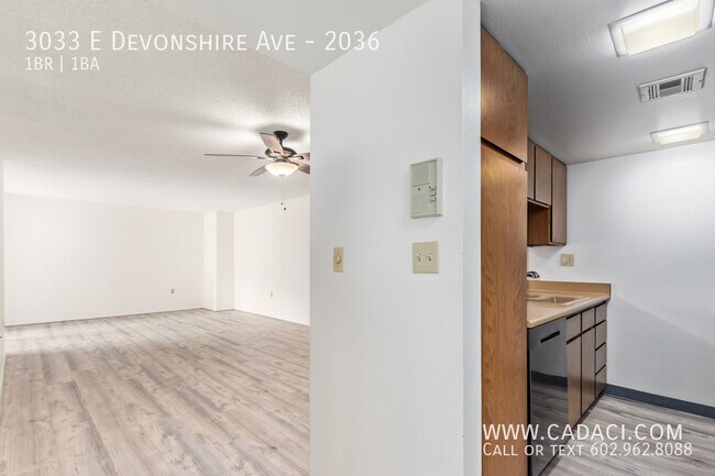 Building Photo - 3033 E Devonshire Ave