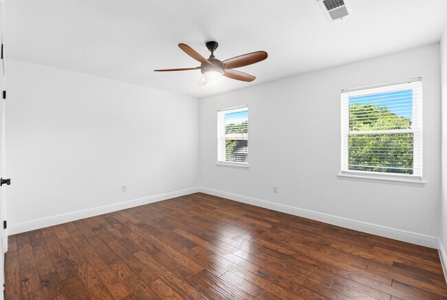 Building Photo - 4810 Bayou Vista Dr