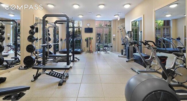 Building Photo - Sprawling UWS 4-Bedroom