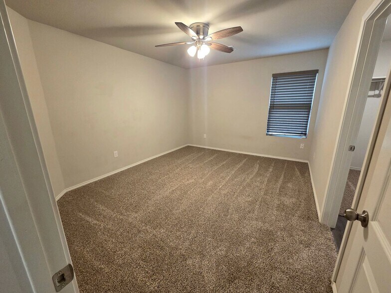 Building Photo - 9704 Saddle Dr