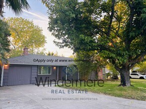 Building Photo - 2 bed/1 bath duplex in prime location! Wat...