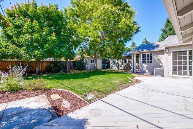 Building Photo - Beautiful 4 bedroom, 3 bath in desirable C...