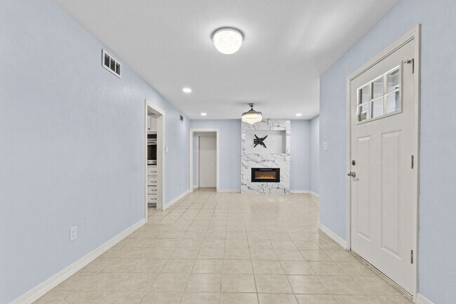 Building Photo - 218 W Williamson Ave