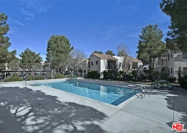 Building Photo - 2554 Olive Dr