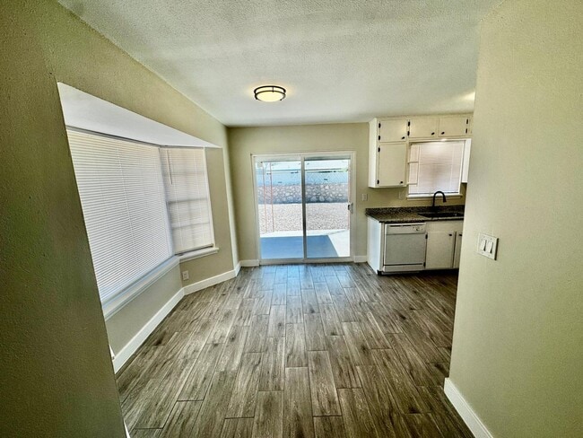 Building Photo - 8636 Mettler Dr