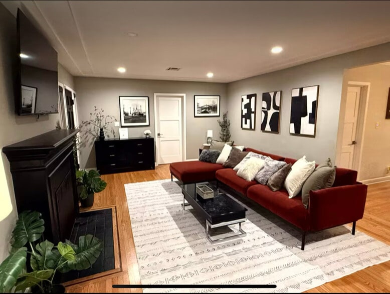 Building Photo - 404 S Beachwood Dr