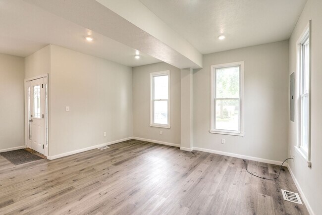 Building Photo - 1212 Rowley Ave