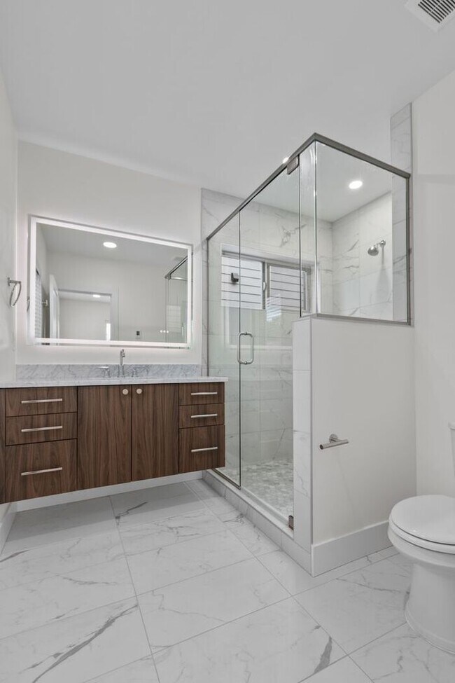 Building Photo - Stunning Ultra-Modern Central District Townhome w/ Air Conditioning