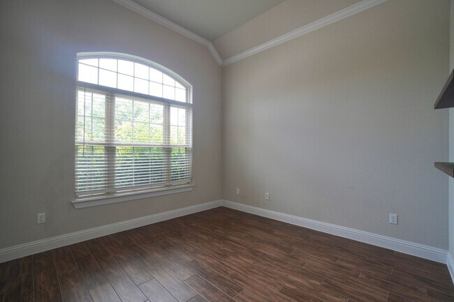 Building Photo - 6650 Verona Pl