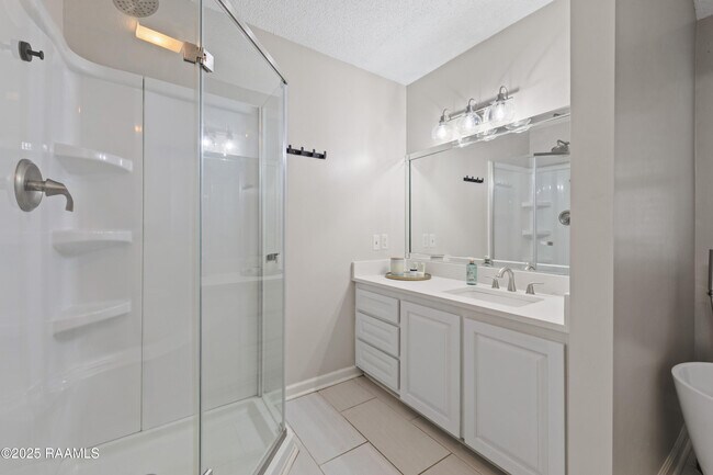 Building Photo - 115 Meadow Glen Dr