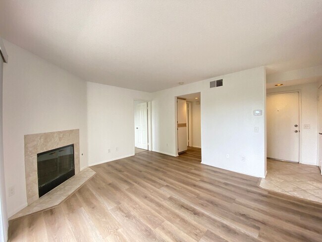 Building Photo - Bright 2 Bedroom Condo in Oceanside!