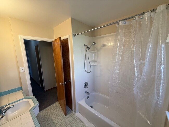 Building Photo - Spacious 3 bedroom, 1.5 bathroom Home in R...