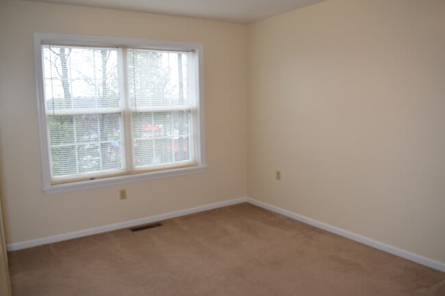 Building Photo - 140 Kenley Ct