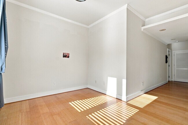 Building Photo - 933 Garrett St