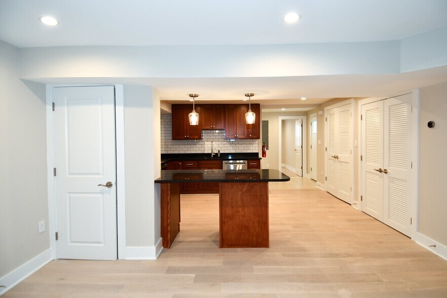 Building Photo - 901 Lawrence St NE