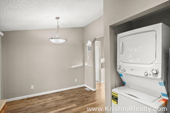 Building Photo - Renovated 2BD/1BA Duplex | Single-Level | Stoneridge – Tualatin