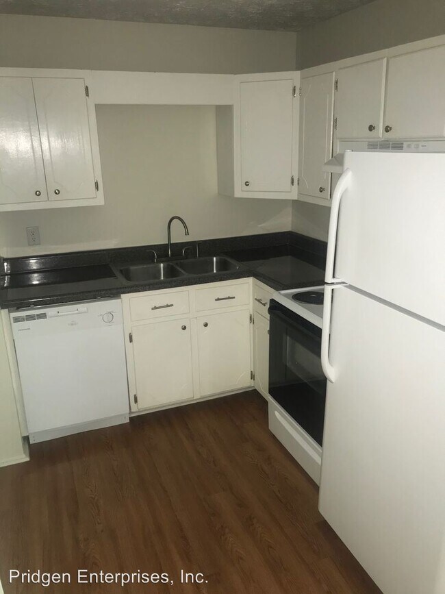Building Photo - 205-207 Rustwood Dr