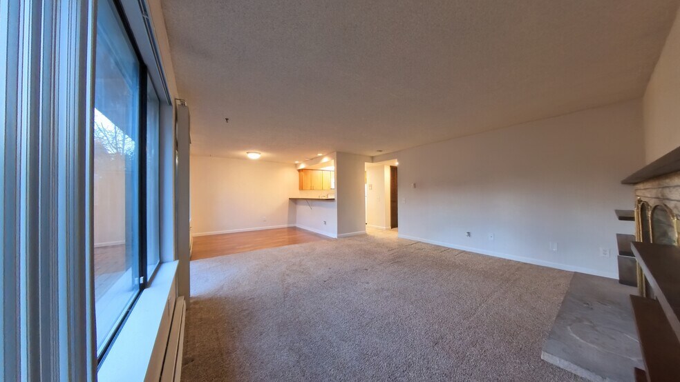 Empty Living room - 6125 NE 193rd Place