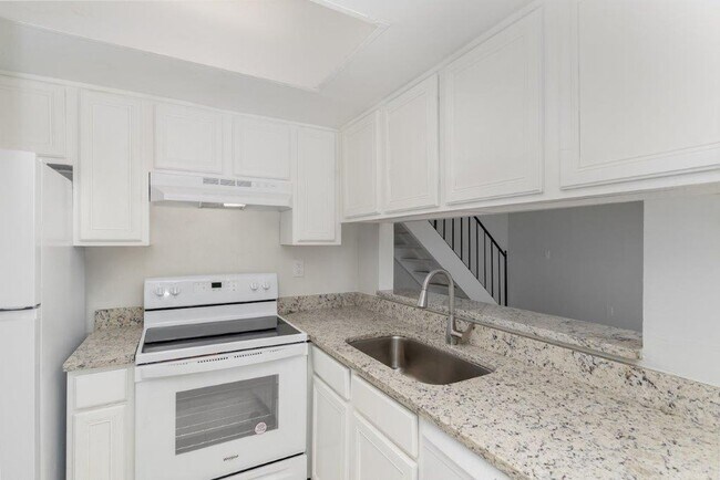 Building Photo - 4112 Yellow Pine Ln
