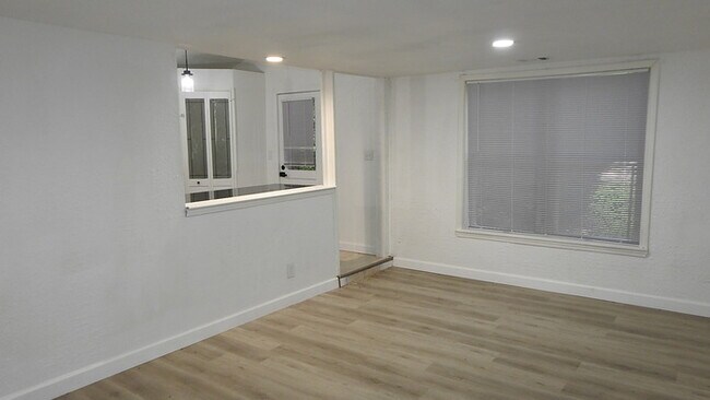Building Photo - Newly rehabbed fully rehabbed 4 bed 2 bath...
