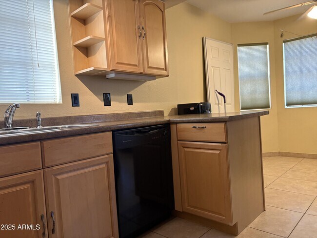 Building Photo - 925 S Longmore