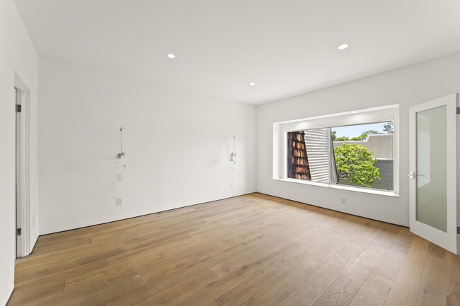 Building Photo - 13336 Maxella Ave